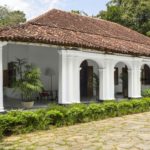 Maison blanche avec colonnes dans un cadre verdoyant au Sri Lanka