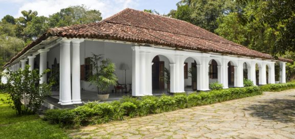 Maison blanche avec colonnes dans un cadre verdoyant au Sri Lanka