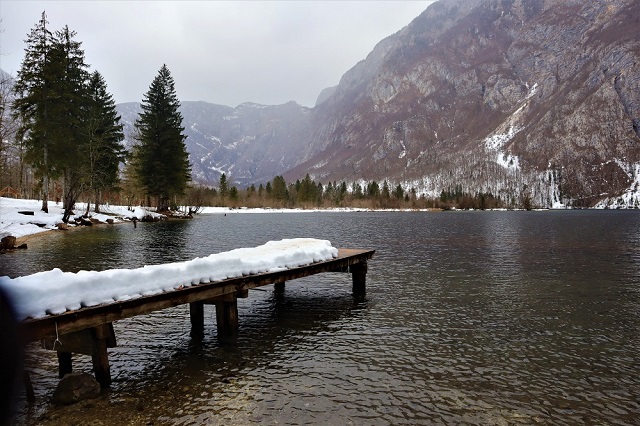 Lac avec passerelle enneigée