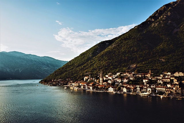 Village au pied d'une montagne et au bord de l'eau