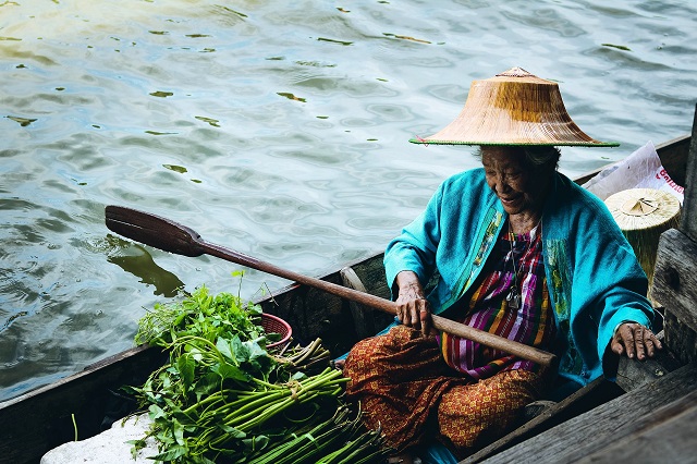 mamie sur un bateau en immersion locale