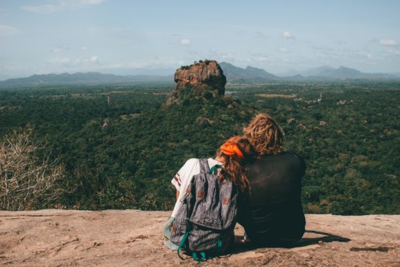 deux amoureux de dos face au célèbre rocher de Sigiriya au Sri Lanka
