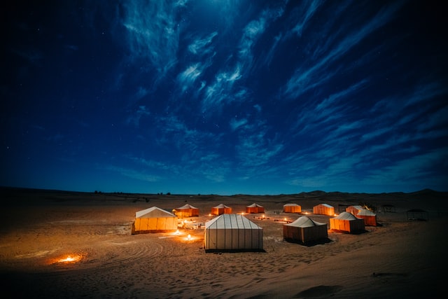 Tentes au milieu du désert à Oman